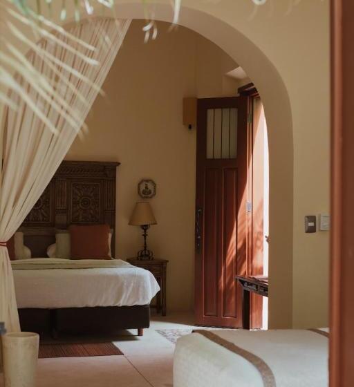 جناح جونيور, Hacienda Santa Cruz