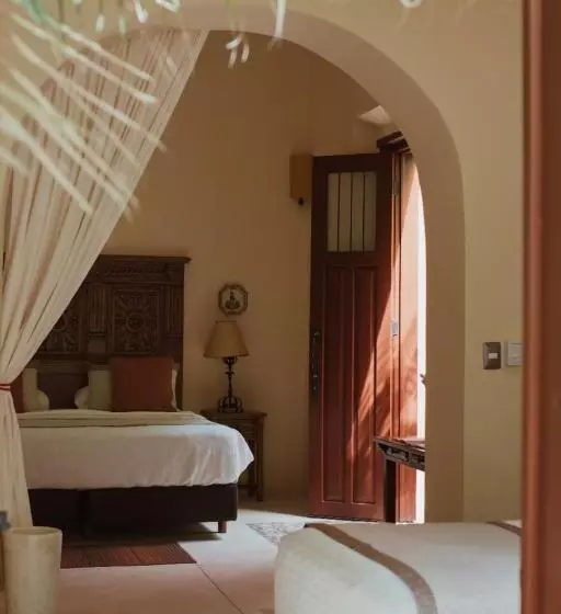 سوییت جونیور, Hacienda Santa Cruz