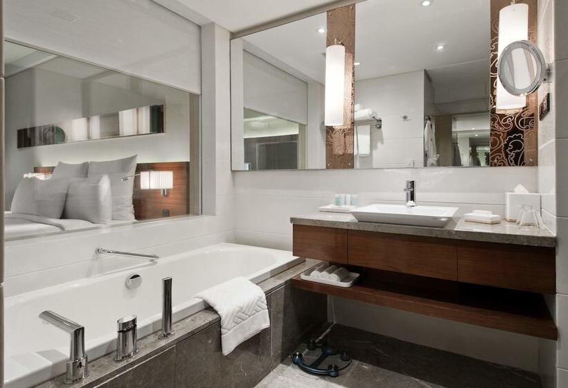 이그제큐티브 스위트 킹침대, Hilton Chennai