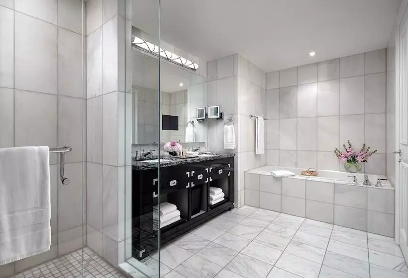 اتاق سوپریور با چشم‌انداز شهر, The St. Regis Toronto