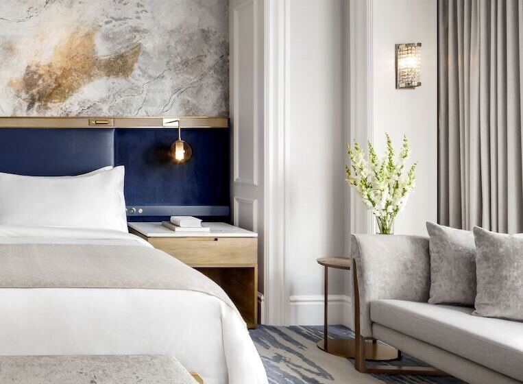 غرفة ديلوكس مطلة على المدينة, The St. Regis Toronto