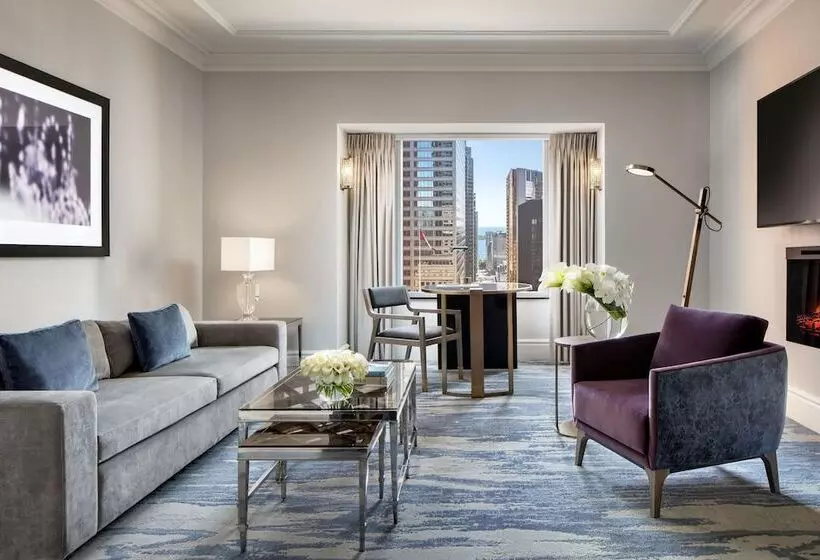 سوییت لوکس, The St. Regis Toronto