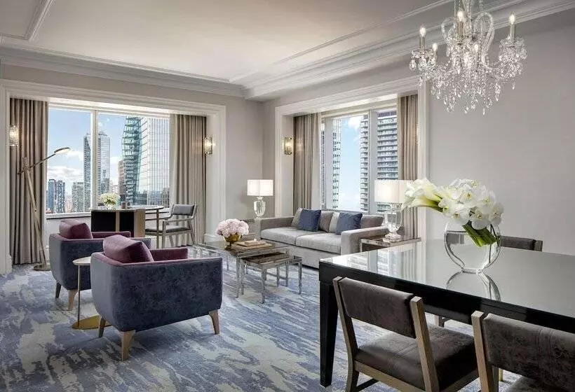 سوییت لوکس, The St. Regis Toronto