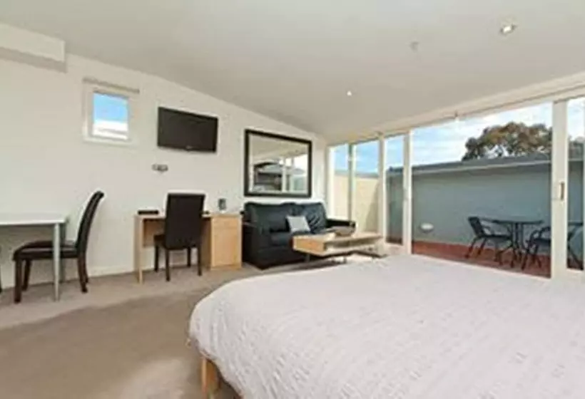 スタンダードスタジオ, Sixty Two On Grey Serviced Apartments