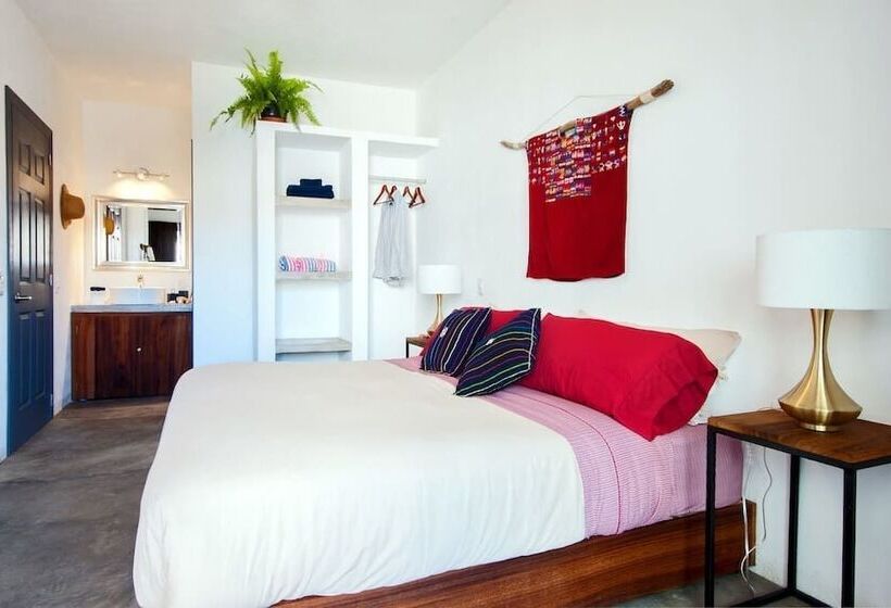 Studio Executive, Casa Nayar