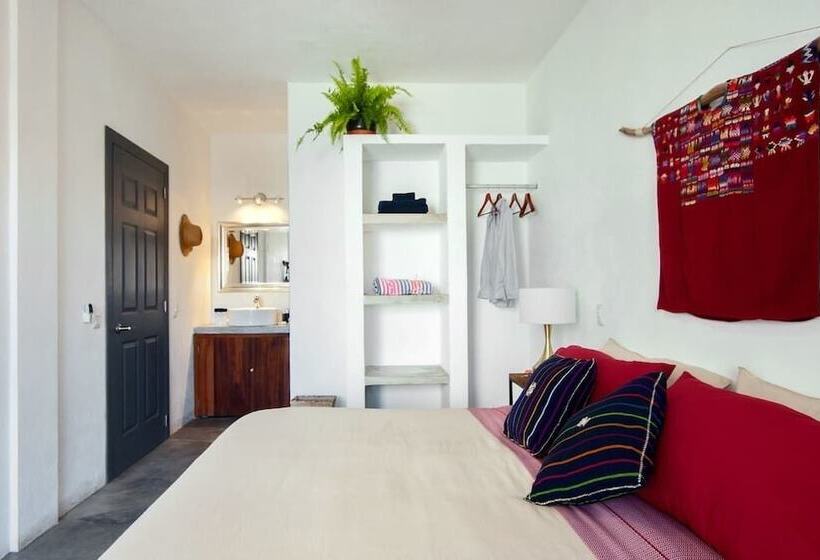 Studio Executive, Casa Nayar