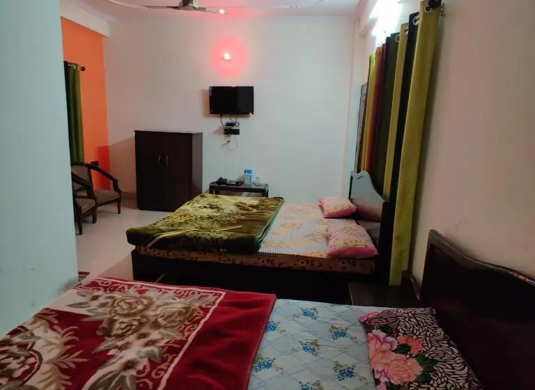 Chambre Quadruple Standard, Aashriwad