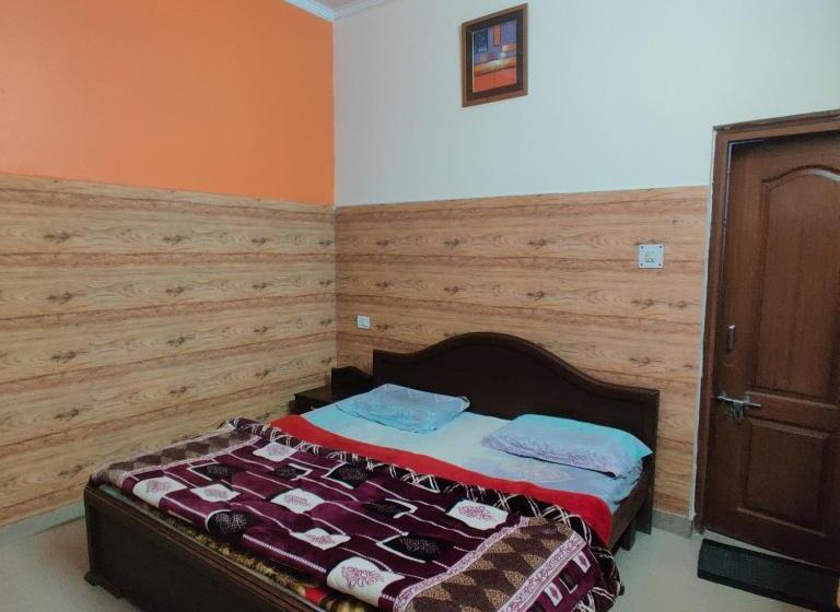 디럭스 트리플 룸, Aashriwad