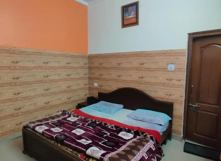 Chambre Triple Deluxe, Aashriwad