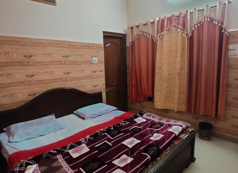 디럭스 트리플 룸, Aashriwad