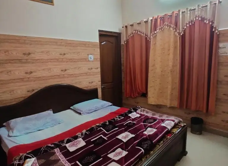 Chambre Triple Deluxe, Aashriwad