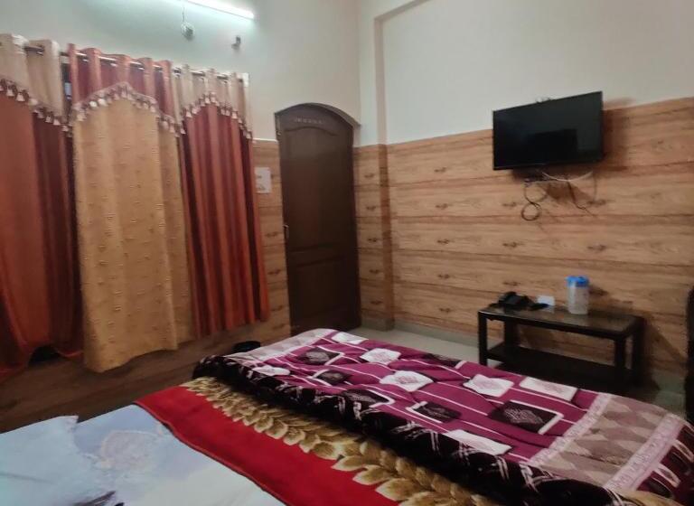 디럭스 트리플 룸, Aashriwad