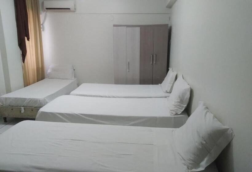 Economy Triple Room, Fronteira