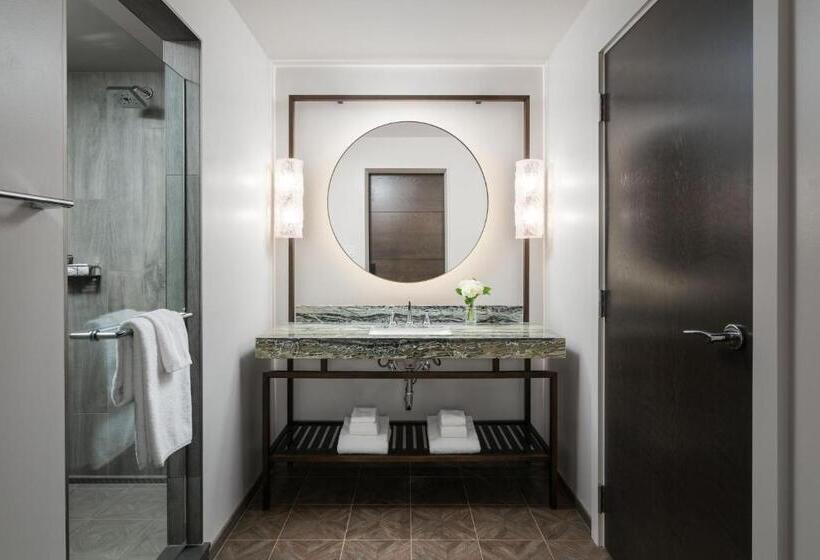 غرفة قياسية مزوَّدة بشُرفة, Grand Bohemian Lodge Greenville, Autograph Collection