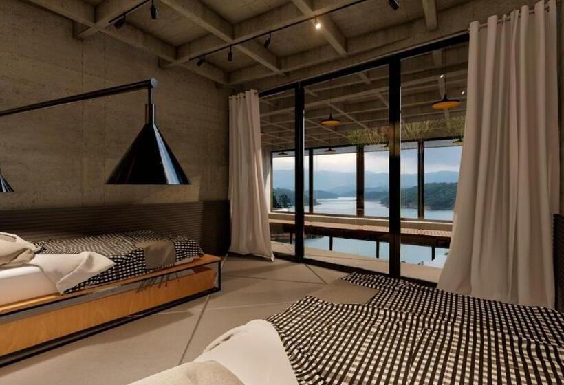 キングサイズベッドのデラックススイート, The Elemynt Mansion