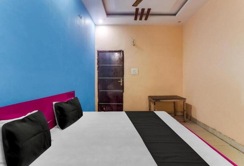 חדר קלאסי לשלושה, Pop 83297 Khard Palace