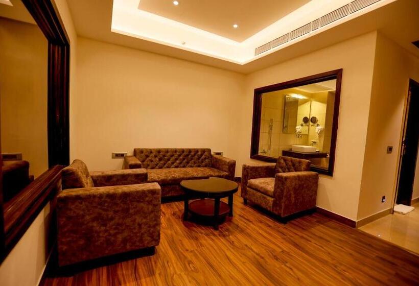 סוויטה עם מרפסת, The Emerald Grand