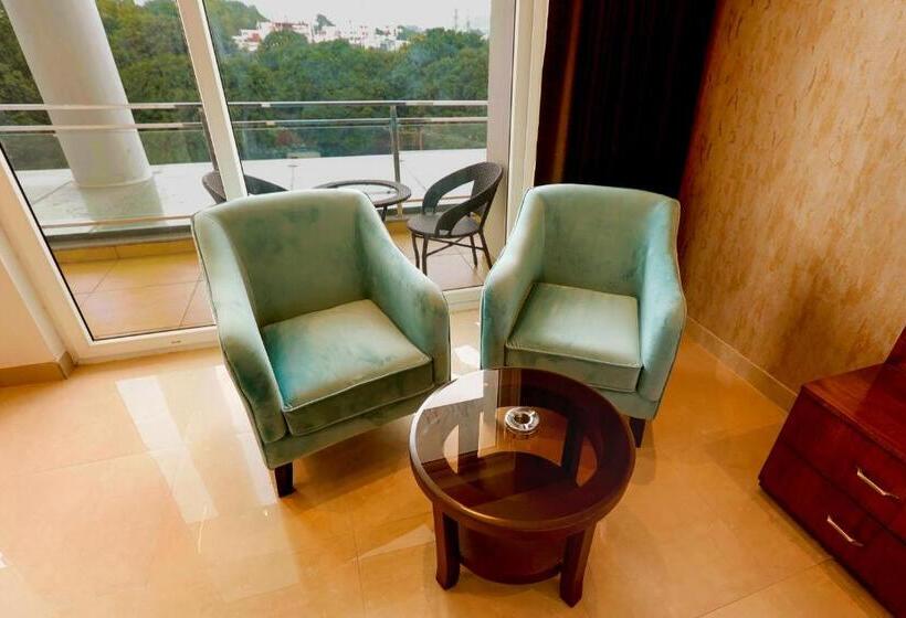 חדר דחוקס עם מיטת קינג, The Emerald Grand