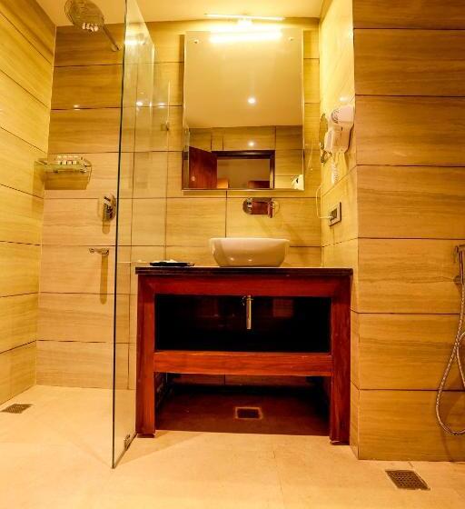 חדר דחוקס עם מיטת קינג, The Emerald Grand