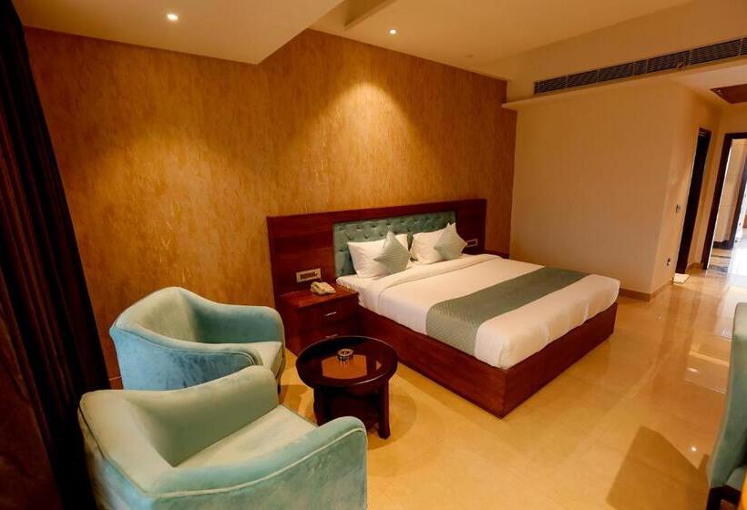 חדר דחוקס עם מיטת קינג, The Emerald Grand