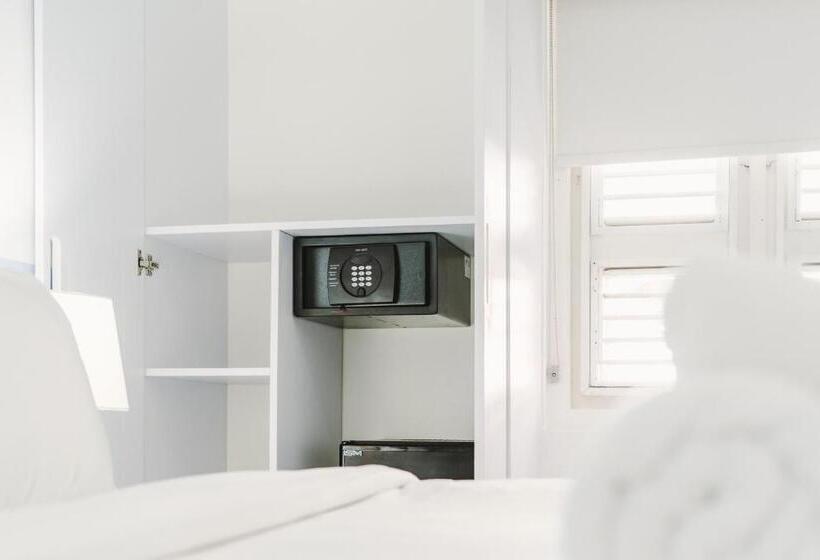 اتاق لوکس با تخت بزرگ, The Freedom