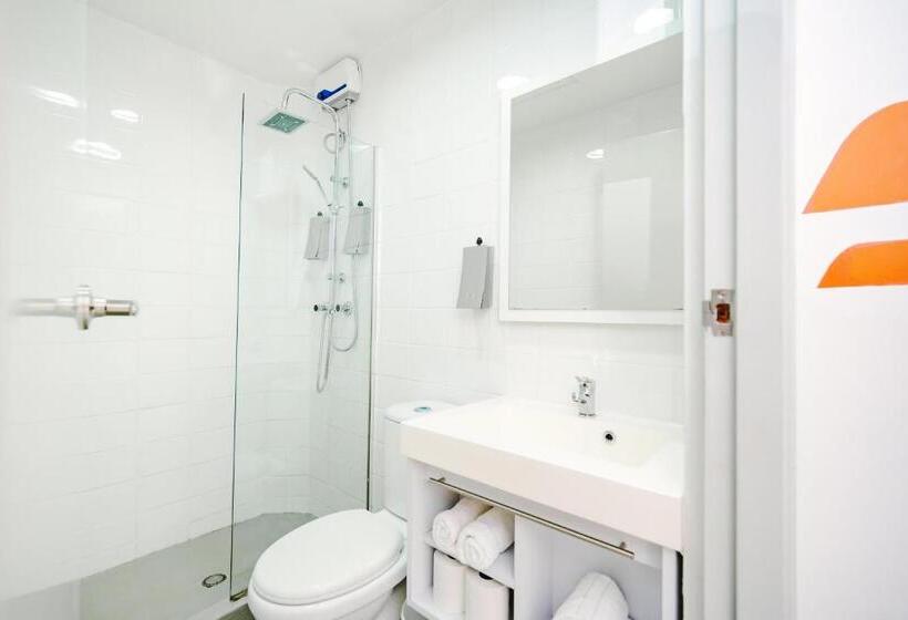 اتاق لوکس سه تخته, The Freedom