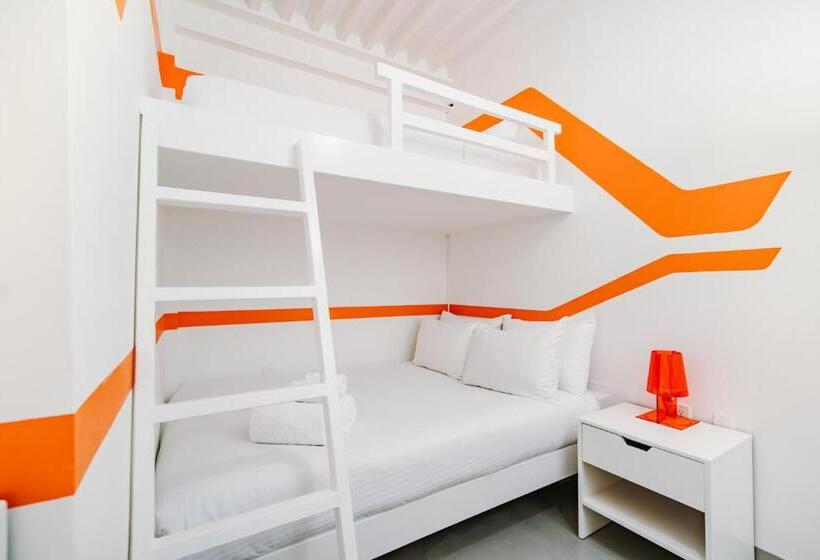 اتاق لوکس سه تخته, The Freedom