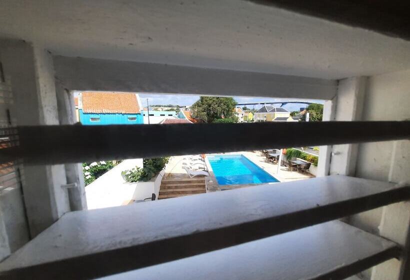 اتاق لوکس سه تخته, The Freedom