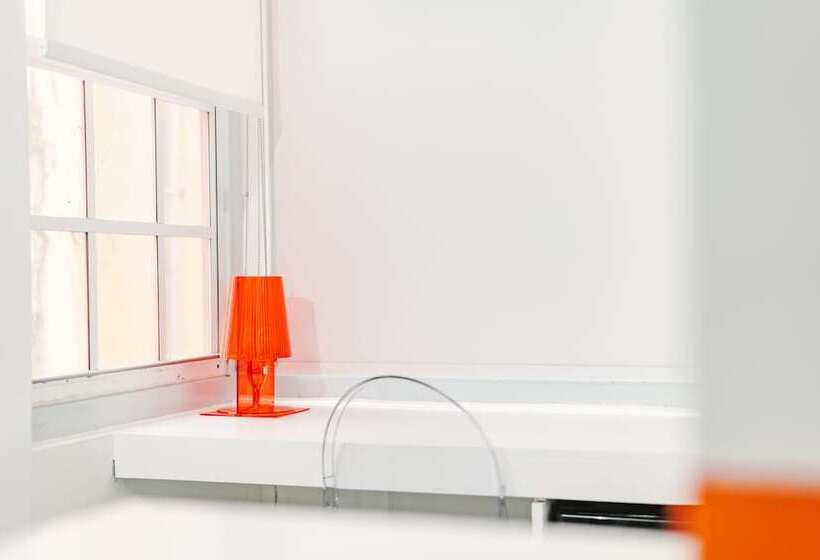 اتاق لوکس سه تخته, The Freedom