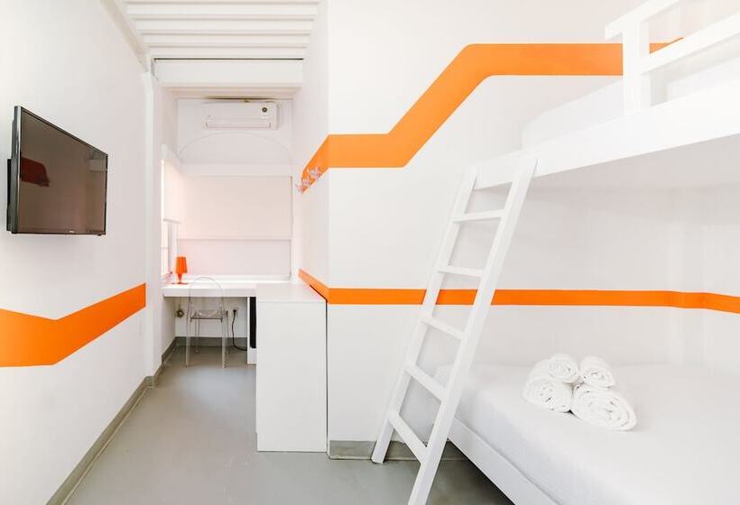 اتاق لوکس سه تخته, The Freedom