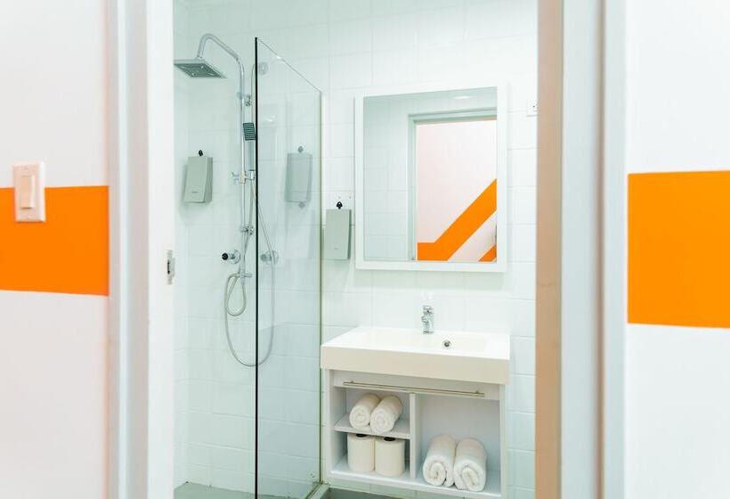 اتاق لوکس, The Freedom