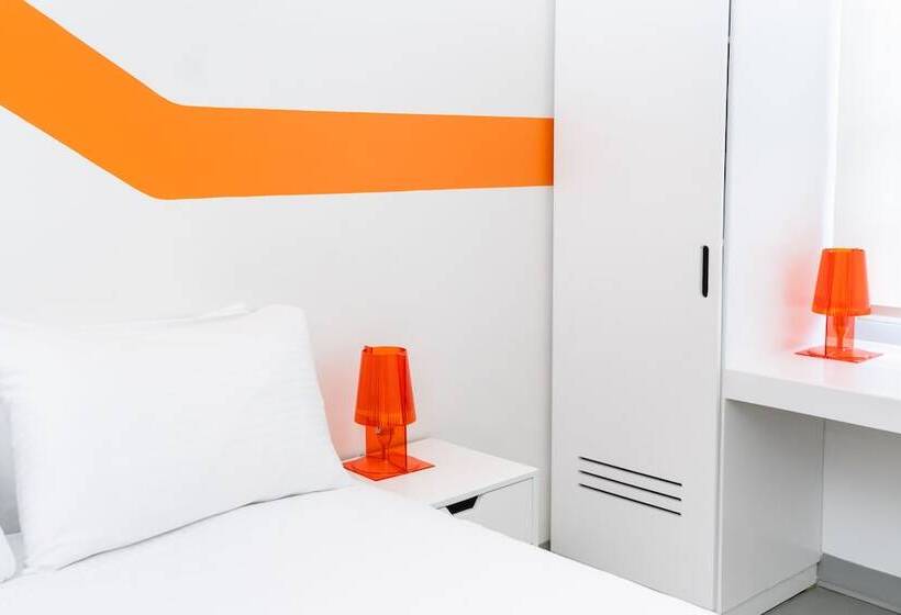 اتاق لوکس, The Freedom