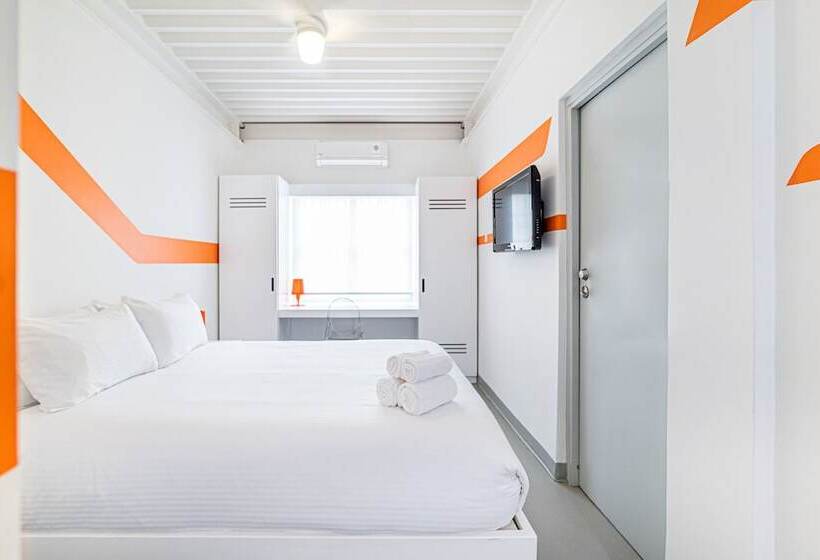 اتاق لوکس, The Freedom