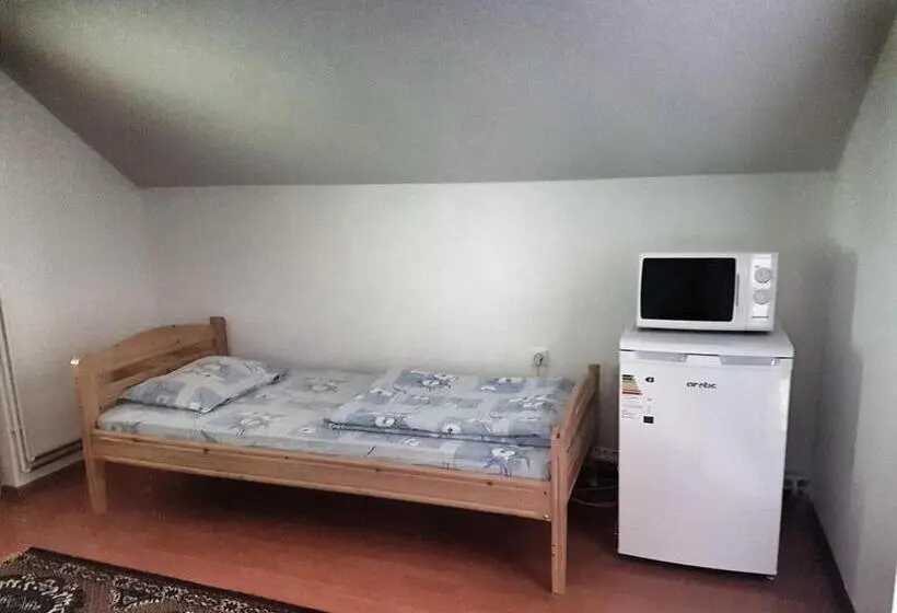 ファミリールーム, Eszter Panzió
