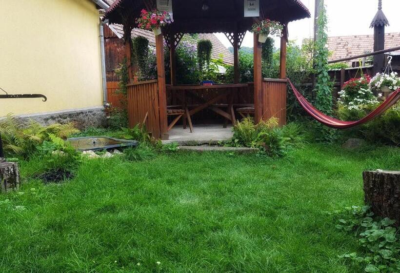 غرفة عائلية, Eszter Panzió