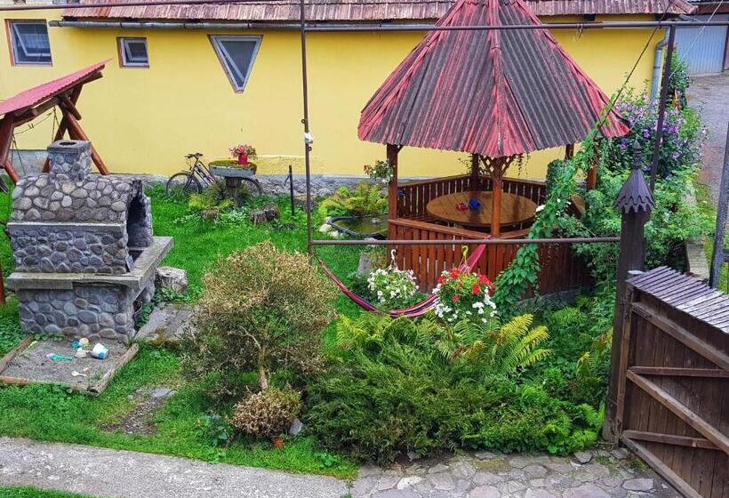 غرفة عائلية, Eszter Panzió