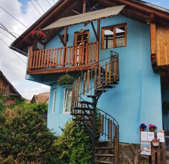 غرفة عائلية, Eszter Panzió