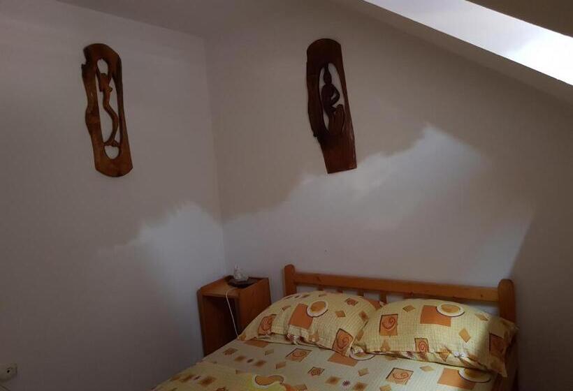 غرفة قياسية, Eszter Panzió