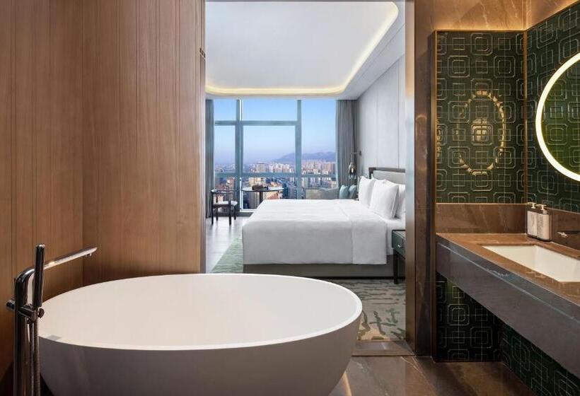 سوئیت با تخت بزرگ, Hualuxe Hotels And Resorts Qingdao Licang, An Ihg