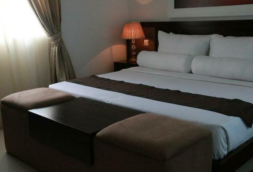 דירת חדר, Laya Leisure