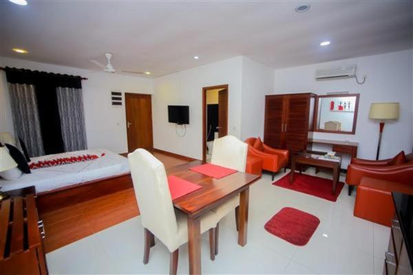 דירת חדר, Laya Leisure