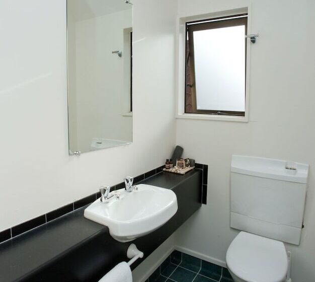 Standard Studio, Cable Court Motel