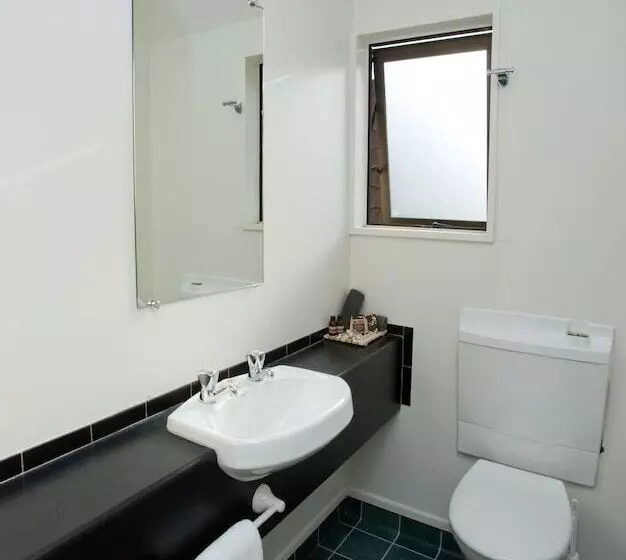 Standard-studio, Cable Court Motel