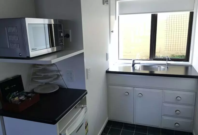 Standard-studio, Cable Court Motel