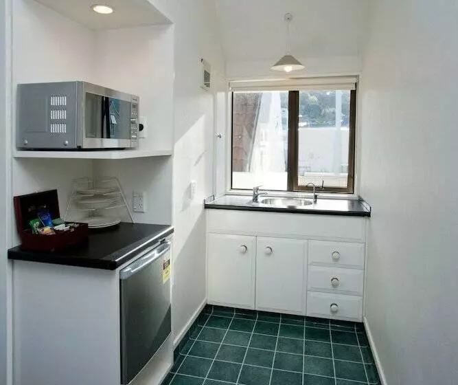 Standard-studio, Cable Court Motel