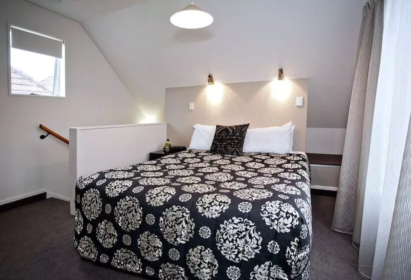 Standard-studio, Cable Court Motel