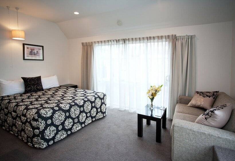 Standard Studio, Cable Court Motel