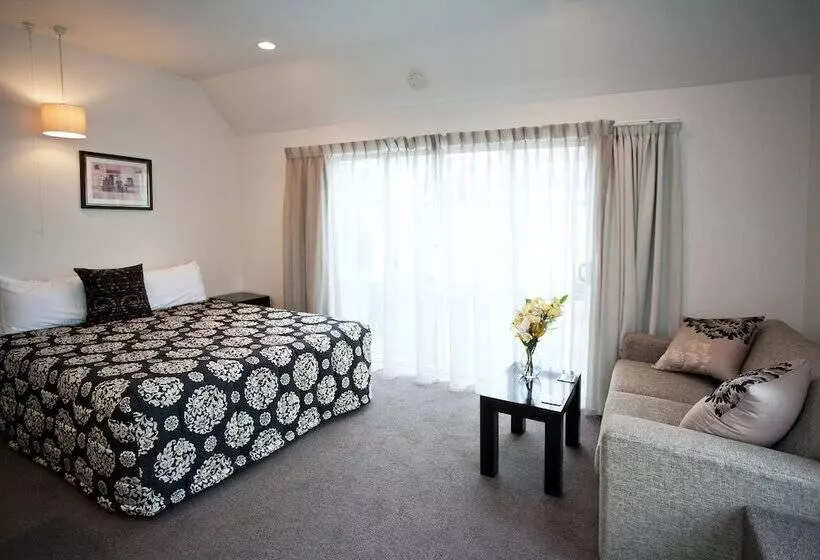 Standard-studio, Cable Court Motel