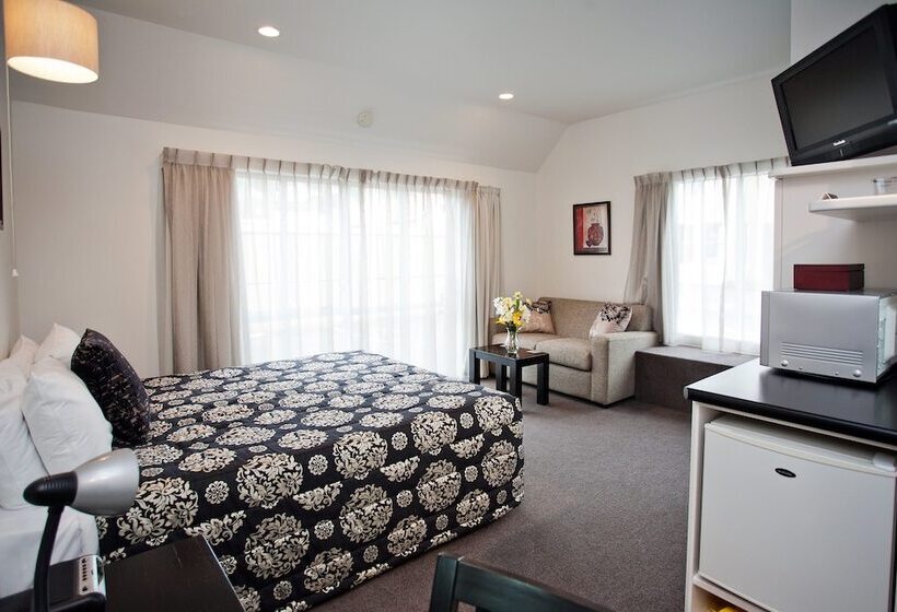 Standard Studio, Cable Court Motel