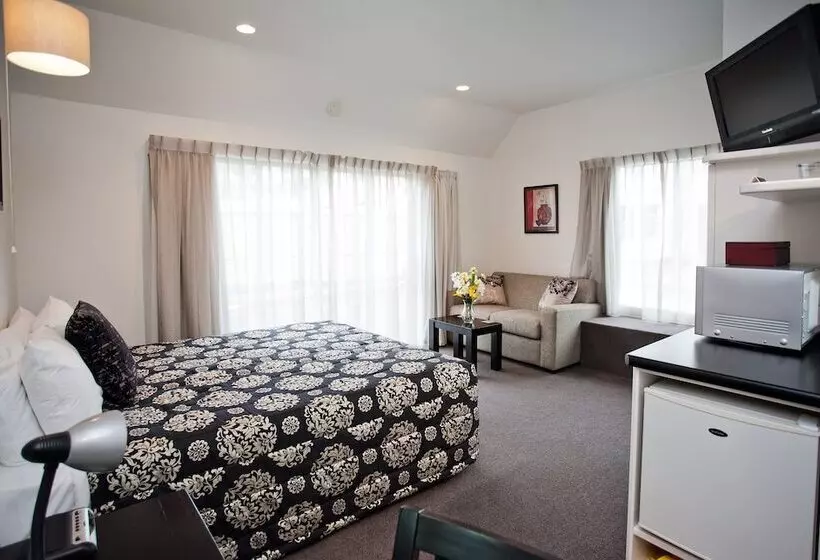 Standard-studio, Cable Court Motel
